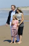 Wassenaar 10 juli 2015
Fotouurtje met Koningin Maxima Koning Willem Alexander en de prinsesjes Amalia Alexia en Ariane op het strand van Wassenaar.