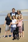 Wassenaar 10 juli 2015
Fotouurtje met Koningin Maxima Koning Willem Alexander en de prinsesjes Amalia Alexia en Ariane op het strand van Wassenaar.