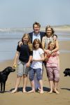 Wassenaar 10 juli 2015
Fotouurtje met Koningin Maxima Koning Willem Alexander en de prinsesjes Amalia Alexia en Ariane op het strand van Wassenaar.