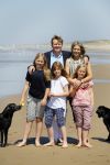 Wassenaar 10 juli 2015
Fotouurtje met Koningin Maxima Koning Willem Alexander en de prinsesjes Amalia Alexia en Ariane op het strand van Wassenaar.
