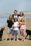 Wassenaar 10 juli 2015
Fotouurtje met Koningin Maxima Koning Willem Alexander en de prinsesjes Amalia Alexia en Ariane op het strand van Wassenaar.