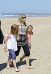 Wassenaar 10 juli 2015
Fotouurtje met Koningin Maxima Koning Willem Alexander en de prinsesjes Amalia Alexia en Ariane op het strand van Wassenaar.