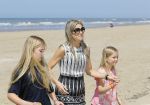 Wassenaar 10 juli 2015
Fotouurtje met Koningin Maxima Koning Willem Alexander en de prinsesjes Amalia Alexia en Ariane op het strand van Wassenaar.