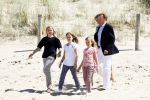 Wassenaar 10 juli 2015
Fotouurtje met Koningin Maxima Koning Willem Alexander en de prinsesjes Amalia Alexia en Ariane op het strand van Wassenaar.