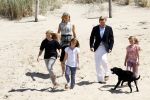 Wassenaar 10 juli 2015
Fotouurtje met Koningin Maxima Koning Willem Alexander en de prinsesjes Amalia Alexia en Ariane op het strand van Wassenaar.