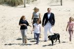 Wassenaar 10 juli 2015
Fotouurtje met Koningin Maxima Koning Willem Alexander en de prinsesjes Amalia Alexia en Ariane op het strand van Wassenaar.