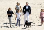 Wassenaar 10 juli 2015
Fotouurtje met Koningin Maxima Koning Willem Alexander en de prinsesjes Amalia Alexia en Ariane op het strand van Wassenaar.