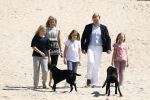 Wassenaar 10 juli 2015
Fotouurtje met Koningin Maxima Koning Willem Alexander en de prinsesjes Amalia Alexia en Ariane op het strand van Wassenaar.