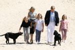 Wassenaar 10 juli 2015
Fotouurtje met Koningin Maxima Koning Willem Alexander en de prinsesjes Amalia Alexia en Ariane op het strand van Wassenaar.