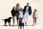 Wassenaar 10 juli 2015
Fotouurtje met Koningin Maxima Koning Willem Alexander en de prinsesjes Amalia Alexia en Ariane op het strand van Wassenaar.