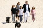 Wassenaar 10 juli 2015
Fotouurtje met Koningin Maxima Koning Willem Alexander en de prinsesjes Amalia Alexia en Ariane op het strand van Wassenaar.