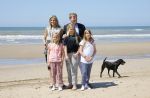 Wassenaar 10 juli 2015
Fotouurtje met Koningin Maxima Koning Willem Alexander en de prinsesjes Amalia Alexia en Ariane op het strand van Wassenaar.