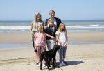 Wassenaar 10 juli 2015
Fotouurtje met Koningin Maxima Koning Willem Alexander en de prinsesjes Amalia Alexia en Ariane op het strand van Wassenaar.