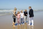 Wassenaar 10 juli 2015
Fotouurtje met Koningin Maxima Koning Willem Alexander en de prinsesjes Amalia Alexia en Ariane op het strand van Wassenaar.