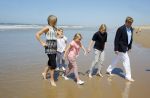 Wassenaar 10 juli 2015
Fotouurtje met Koningin Maxima Koning Willem Alexander en de prinsesjes Amalia Alexia en Ariane op het strand van Wassenaar.