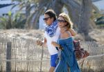 ibiza 24 juli 2015
Marco Borsato met Leontine Luca (met vriendin) Jada en Senna op vakantie.
Ze gingen lunchen met John Ewbank en zijn vriendin Kelly Weekers.