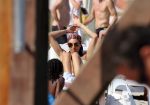 ibiza 28 juli 2015
Estelle Cruijff Joelle Gullit Lilly Becker met zoon Amadues Becker en een zoon uit een eerder huwelijk van Boris op het strand van Talamanca.