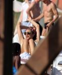 ibiza 28 juli 2015
Estelle Cruijff Joelle Gullit Lilly Becker met zoon Amadues Becker en een zoon uit een eerder huwelijk van Boris op het strand van Talamanca.