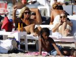 ibiza 28 juli 2015
Estelle Cruijff Joelle Gullit Lilly Becker met zoon Amadues Becker en een zoon uit een eerder huwelijk van Boris op het strand van Talamanca.