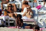 ibiza 28 juli 2015
Estelle Cruijff Joelle Gullit Lilly Becker met zoon Amadues Becker en een zoon uit een eerder huwelijk van Boris op het strand van Talamanca.