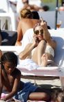 ibiza 28 juli 2015
Estelle Cruijff Joelle Gullit Lilly Becker met zoon Amadues Becker en een zoon uit een eerder huwelijk van Boris op het strand van Talamanca.