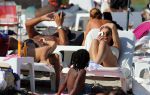 ibiza 28 juli 2015
Estelle Cruijff Joelle Gullit Lilly Becker met zoon Amadues Becker en een zoon uit een eerder huwelijk van Boris op het strand van Talamanca.