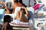 ibiza 28 juli 2015
Estelle Cruijff Joelle Gullit Lilly Becker met zoon Amadues Becker en een zoon uit een eerder huwelijk van Boris op het strand van Talamanca.