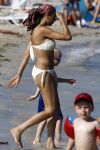 ibiza 28 juli 2015
Estelle Cruijff Joelle Gullit Lilly Becker met zoon Amadues Becker en een zoon uit een eerder huwelijk van Boris op het strand van Talamanca.