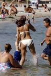 ibiza 28 juli 2015
Estelle Cruijff Joelle Gullit Lilly Becker met zoon Amadues Becker en een zoon uit een eerder huwelijk van Boris op het strand van Talamanca.
