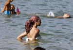 ibiza 28 juli 2015
Estelle Cruijff Joelle Gullit Lilly Becker met zoon Amadues Becker en een zoon uit een eerder huwelijk van Boris op het strand van Talamanca.