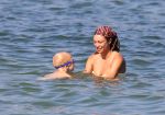 ibiza 28 juli 2015
Estelle Cruijff Joelle Gullit Lilly Becker met zoon Amadues Becker en een zoon uit een eerder huwelijk van Boris op het strand van Talamanca.
