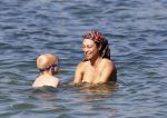 ibiza 28 juli 2015
Estelle Cruijff Joelle Gullit Lilly Becker met zoon Amadues Becker en een zoon uit een eerder huwelijk van Boris op het strand van Talamanca.