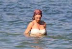 ibiza 28 juli 2015
Estelle Cruijff Joelle Gullit Lilly Becker met zoon Amadues Becker en een zoon uit een eerder huwelijk van Boris op het strand van Talamanca.