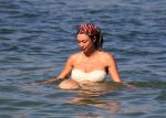 ibiza 28 juli 2015
Estelle Cruijff Joelle Gullit Lilly Becker met zoon Amadues Becker en een zoon uit een eerder huwelijk van Boris op het strand van Talamanca.
