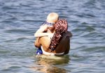 ibiza 28 juli 2015
Estelle Cruijff Joelle Gullit Lilly Becker met zoon Amadues Becker en een zoon uit een eerder huwelijk van Boris op het strand van Talamanca.