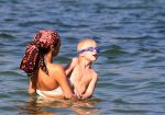 ibiza 28 juli 2015
Estelle Cruijff Joelle Gullit Lilly Becker met zoon Amadues Becker en een zoon uit een eerder huwelijk van Boris op het strand van Talamanca.