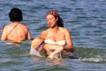 ibiza 28 juli 2015
Estelle Cruijff Joelle Gullit Lilly Becker met zoon Amadues Becker en een zoon uit een eerder huwelijk van Boris op het strand van Talamanca.