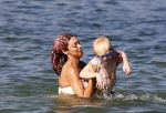 ibiza 28 juli 2015
Estelle Cruijff Joelle Gullit Lilly Becker met zoon Amadues Becker en een zoon uit een eerder huwelijk van Boris op het strand van Talamanca.