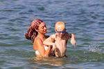 ibiza 28 juli 2015
Estelle Cruijff Joelle Gullit Lilly Becker met zoon Amadues Becker en een zoon uit een eerder huwelijk van Boris op het strand van Talamanca.