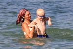 ibiza 28 juli 2015
Estelle Cruijff Joelle Gullit Lilly Becker met zoon Amadues Becker en een zoon uit een eerder huwelijk van Boris op het strand van Talamanca.