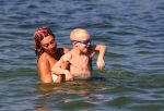 ibiza 28 juli 2015
Estelle Cruijff Joelle Gullit Lilly Becker met zoon Amadues Becker en een zoon uit een eerder huwelijk van Boris op het strand van Talamanca.