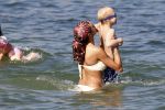 ibiza 28 juli 2015
Estelle Cruijff Joelle Gullit Lilly Becker met zoon Amadues Becker en een zoon uit een eerder huwelijk van Boris op het strand van Talamanca.