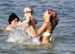 ibiza 28 juli 2015
Estelle Cruijff Joelle Gullit Lilly Becker met zoon Amadues Becker en een zoon uit een eerder huwelijk van Boris op het strand van Talamanca.