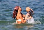 ibiza 28 juli 2015
Estelle Cruijff Joelle Gullit Lilly Becker met zoon Amadues Becker en een zoon uit een eerder huwelijk van Boris op het strand van Talamanca.