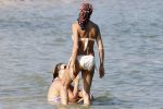 ibiza 28 juli 2015
Estelle Cruijff Joelle Gullit Lilly Becker met zoon Amadues Becker en een zoon uit een eerder huwelijk van Boris op het strand van Talamanca.