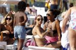 ibiza 28 juli 2015
Estelle Cruijff Joelle Gullit Lilly Becker met zoon Amadues Becker en een zoon uit een eerder huwelijk van Boris op het strand van Talamanca.