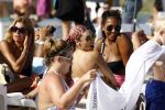 ibiza 28 juli 2015
Estelle Cruijff Joelle Gullit Lilly Becker met zoon Amadues Becker en een zoon uit een eerder huwelijk van Boris op het strand van Talamanca.