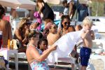 ibiza 28 juli 2015
Estelle Cruijff Joelle Gullit Lilly Becker met zoon Amadues Becker en een zoon uit een eerder huwelijk van Boris op het strand van Talamanca.