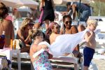 ibiza 28 juli 2015
Estelle Cruijff Joelle Gullit Lilly Becker met zoon Amadues Becker en een zoon uit een eerder huwelijk van Boris op het strand van Talamanca.