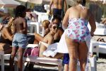 ibiza 28 juli 2015
Estelle Cruijff Joelle Gullit Lilly Becker met zoon Amadues Becker en een zoon uit een eerder huwelijk van Boris op het strand van Talamanca.